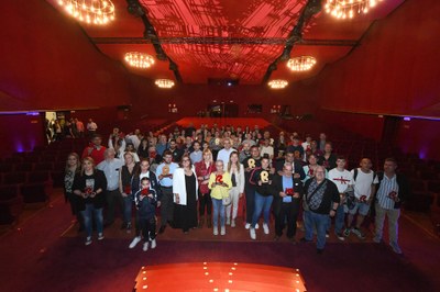 Todos y todas las personas galardonadas con las autoridades en la platea de La Sala (foto: Ayuntamiento de Rubí - Localpres).