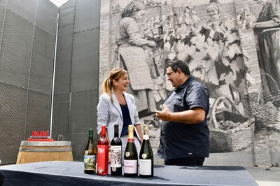 La alcaldesa y el director de los Premis Vinari con los vinos galardonados (foto: Ayuntamiento de Rubí - Localpres).