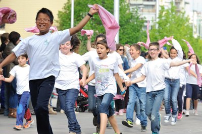 Los niños han entrado en la Rambla al ritmo del "Ball de Gitanes" (foto: Localpres)