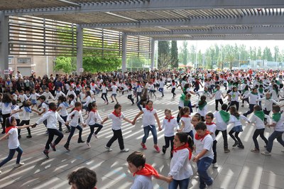 El baile se ha hecho en la Rambla del Ferrocarril (foto: Localpres).