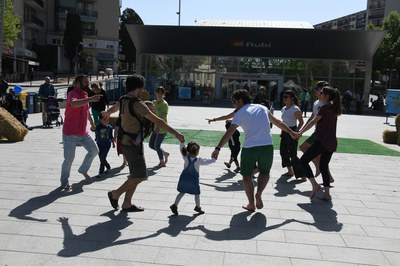 Los participantes han podido volver bailar al ritmo de la actividad 'Ballant de peus a terra' (foto: Localpres)