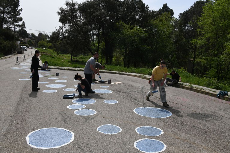 Los participantes han pintado un camino de burbujas azules en el entorno de la fuente de Can Moritz (foto: Localpres)