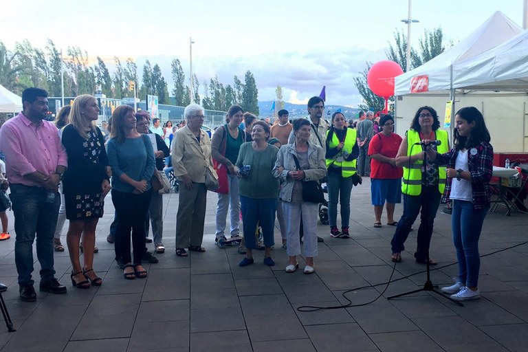 La alcaldesa y los concejales han escuchado el manifiesto del Consejo de los Niños (foto: Localpres)