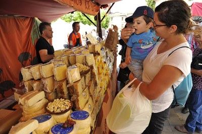 Los visitantes han podido degustar una gran diversidad de quesos (foto: Localpres).