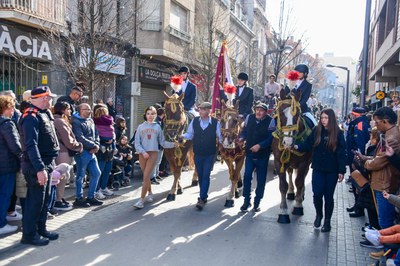 La cabecera de la rúa, con la joven abanderada y los cordonistas (foto: Ayuntamiento de Rubí – Localpres).