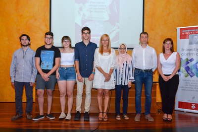 Los estudiantes ganadores, con las autoridades locales (foto: Localpres).