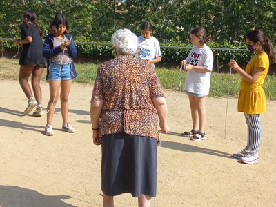 Una de las propuestas intergeneracionales con juegos de cuerda (foto: Ayuntamiento de Rubí).