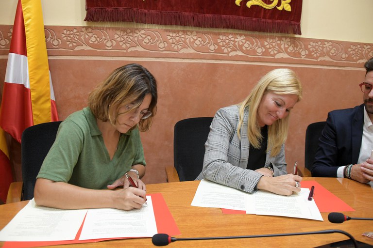 Momento de la firma del pacto (foto: Ayuntamiento de Rubí - Localpres)