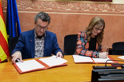 La alcaldesa (PSC) y el nuevo 3er teniente de Alcaldía (ECP), firmando el acuerdo de gobierno (foto: Ayuntamiento de Rubí – Localpres).
