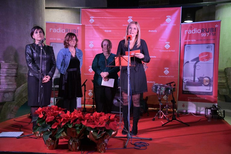 La alcaldesa, Ana María Martínez Martínez, dirigiéndose a los asistentes (foto: Ayuntamiento de Rubí - Localpres)