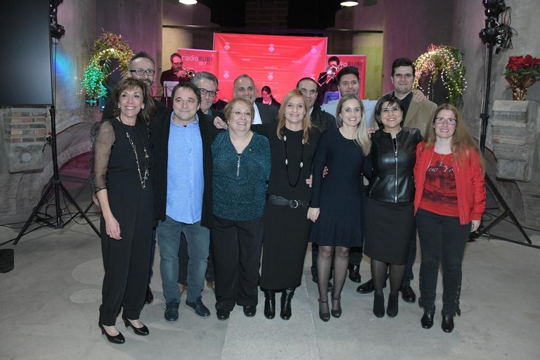 La plantilla actual de la radio ha hecho posible este acto (foto: Ayuntamiento de Rubí - Localpres)