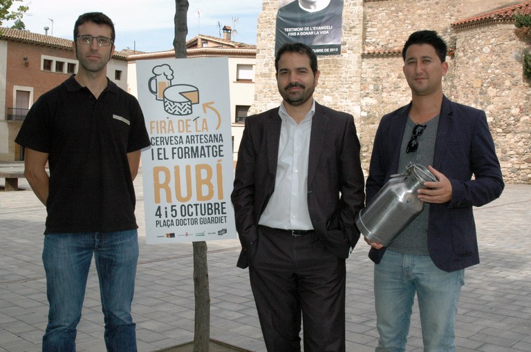 Jaume Buscallà con el maestro cervecero Joan Pons y el organizador Ausias Ballart