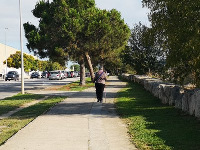 Una persona mayor que camina (foto: Ayuntamiento de Rubí).