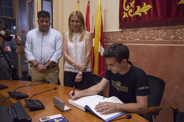 El presidente del HCR Cent Patins, firmando el Libro del deporte de la ciudad (foto: Localpres)