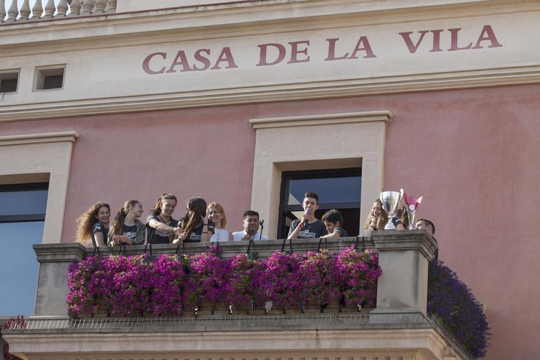 Los deportistas se han dirigido a la afición desde el balcón del Ayuntamiento (foto: Localpres)