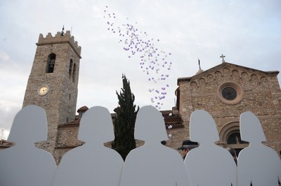 En la plaza Doctor Guardiet, unas siluetas blancas recordaban a las mujeres asesinadas a manos de sus parejas o exparejas este año (foto: Localpres)