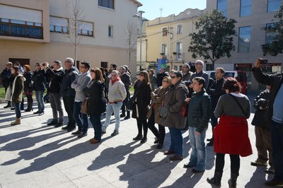 Decenas de personas se han reunido ante el Ayuntamiento para asistir al acto (foto: Localpres)