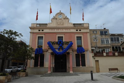 El Ayuntamiento se ha decorado con globos y luces azules (foto: Localpres)