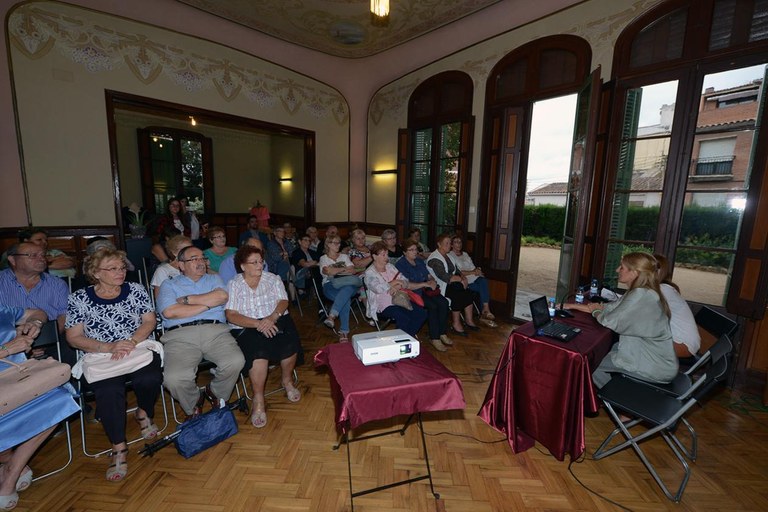 La sala noble del Ateneu se ha llenado con motivo de la inauguración de la exposición (foto: Localpres)