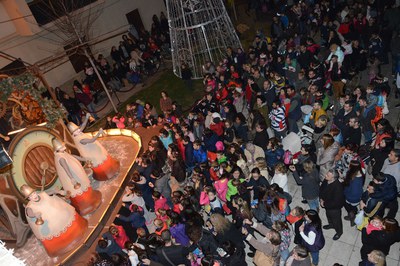 Una multitud de rubinenses se han reunido en la plaza Pere Aguilera para dar la bienvenida a la Navidad (foto: Localpres)