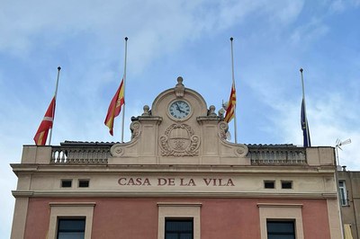 Las banderas se mantendrán a media asta durante tres días (foto: Ayuntamiento de Rubí).