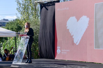 La alcaldesa, durante su discurso (foto: Ayuntamiento de Rubí - Localpres)