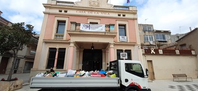 La ayuda ciudadana ha permitido llenar 10 camiones como éste (Foto: Ayuntamiento).