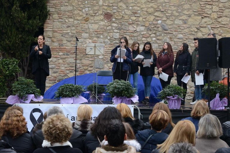 Lectura del manifiesto con el alumnado del INS L'Estatut (foto: Localpres)