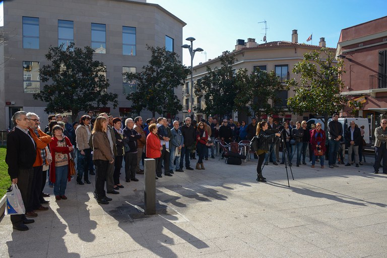 Decenas de personas se han concentrado en la plaza Pere Aguilera (foto: Localpres)
