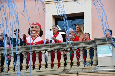 Rubí inicia su Fiesta Mayor con el pregón de los cabezudos del Club Natació Rubí.