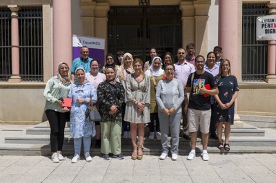 Foto con las asistentes al encuentro delante del Ayuntamiento de Rubí (foto: Ayuntamiento de Rubí - Localpres).