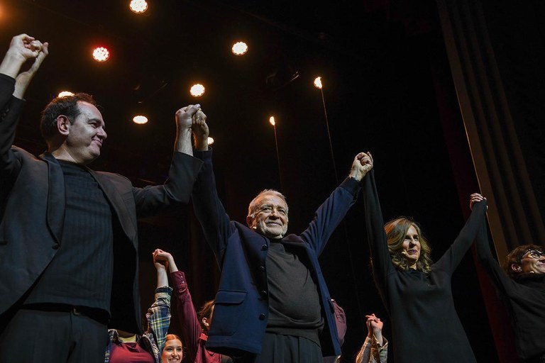 Enric Majó saludando acompañado de los músicos y las actrices que han participado en el espectáculo (foto: Ayuntamiento de Rubí - Localpres)