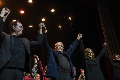 Enric Majó saludando acompañado de los músicos y las actrices que han participado en el espectáculo (foto: Ayuntamiento de Rubí - Localpres)