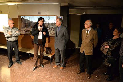 La alcaldesa ha entregado un reconocimiento a los belenistas que han cumplido 50 años en la entidad (foto: Localpres)