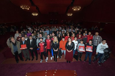 Todos los galardonados y galardonadas en la última edición de los Rubeo d'Or, en 2019 (foto: Ayuntamiento de Rubí – Localpres).