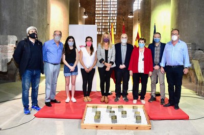 Las autoridades, con algunos de los familiares de las víctimas del nazismo (foto: Ayuntamiento de Rubí - Localpres).