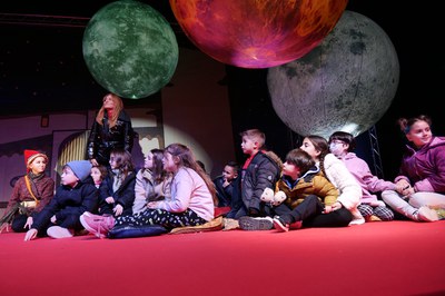 Los niños invitados al escenario (foto: Ayuntamiento de Rubí - Localpres)
