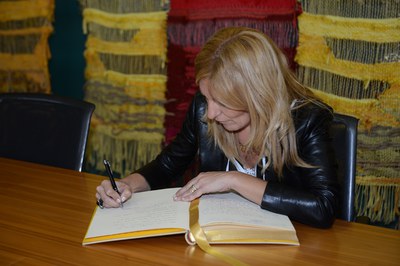 Aprovechando la reunión, Ana María Martínez ha firmado en el Libro de Honor del Ayuntamiento de Sant Cugat (foto: Localpres)