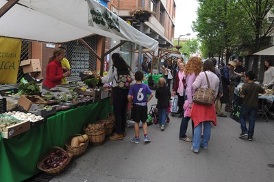 En el paseo Francesc Macià se ubicaron los puestos del Mercado Ecológico del Vallès y los comercios y restaurantes ecológicos de Rubí (foto: Localpres)