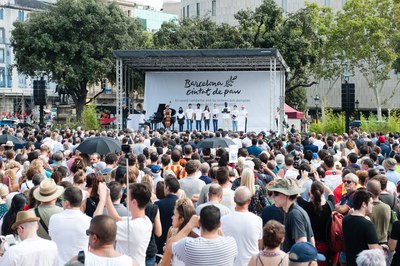 El acto central del aniversario se ha hecho en la plaza Catalunya (foto: Galdric Peñarroja)