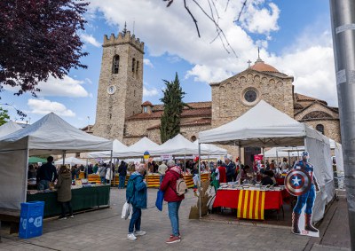 La plaza Doctor Guardiet el día de Sant Jordi (foto: Ayuntamiento de Rubí - Localpres).
