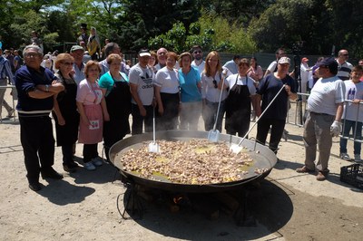 La alcaldesa y el concejal de Cultura, con los cocineros de la Unión Extremeña (foto: Localpres)