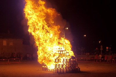 La hoguera ha vuelto a quemar en el solar de Correos (foto: Localpres).
