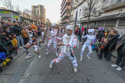 Desfile de comparsas (foto: Ayuntamiento de Rubí - Localpres)