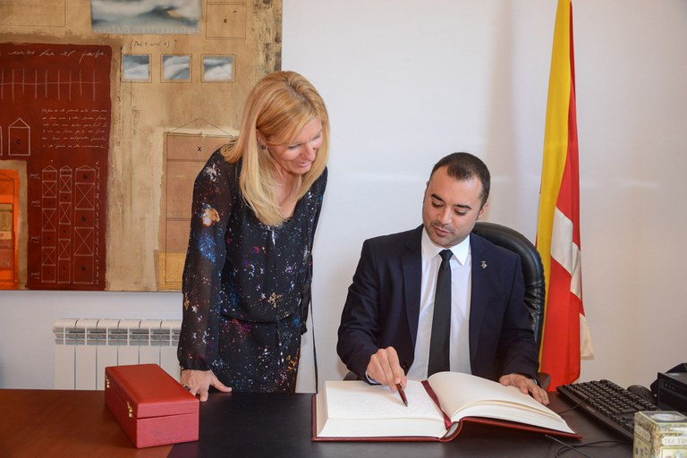 El alcalde de Terrassa ha firmado en el Libro de Honor del Ayuntamiento de Rubí (foto: Localpres)