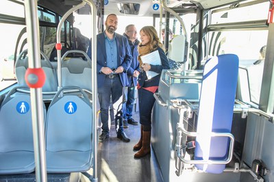 Los nuevos buses cuentan con tecnología híbrida y presentan un mayor confort para las personas usuarias del servicio (foto: Ayuntamiento de Rubí - Localpres).