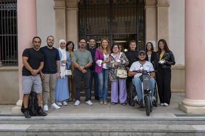 La alcaldesa, el concejal de Vivienda y la concejala de Derechos Sociales, con las personas adjudicatarias (foto: Ayuntamiento de Rubí - Localpres).