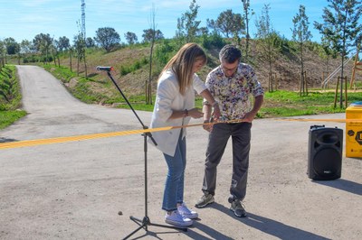 La alcaldesa y el 3er teniente de alcaldía, en el momento de inaugurar el nuevo espacio remodelado (foto: Ayuntamiento de Rubí - Localpres).