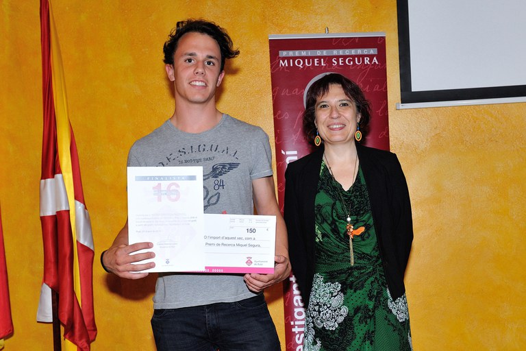 Un compañero del Colegio Maristes ha recogido el reconocimiento a la primera finalista, Núria Garriga, en su nombre (foto: Localpres)