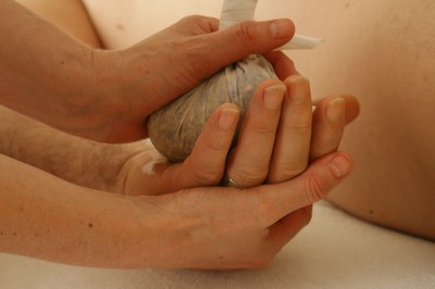 Los masajes son un buen método de mejora de la rigidez característica del Parkinson.